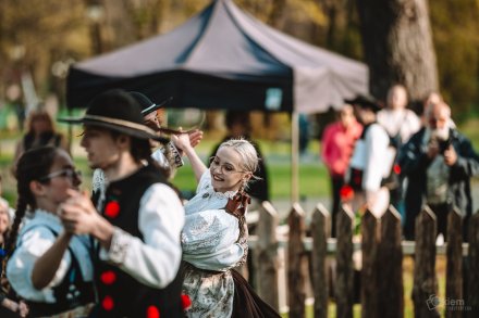 Gawędy i opowieści pod Drzewem Opowieści w Parku Kopczyńskiego - Zespół regionalny "Wisła" z Wisły, fot. Okiem Fotoreportera